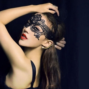 Mặt lạ vải ren huyền bí