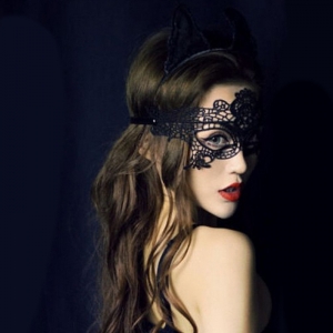 Mặt lạ vải ren huyền bí